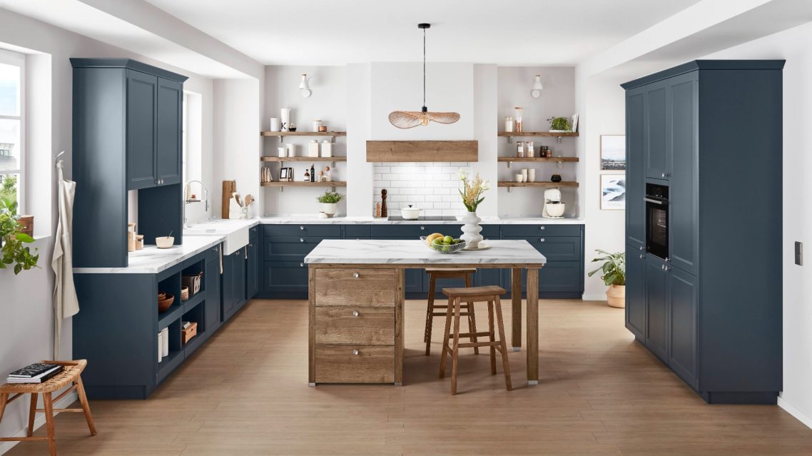 Blaue Einbauküche mit zentraler Kochinsel aus Holz